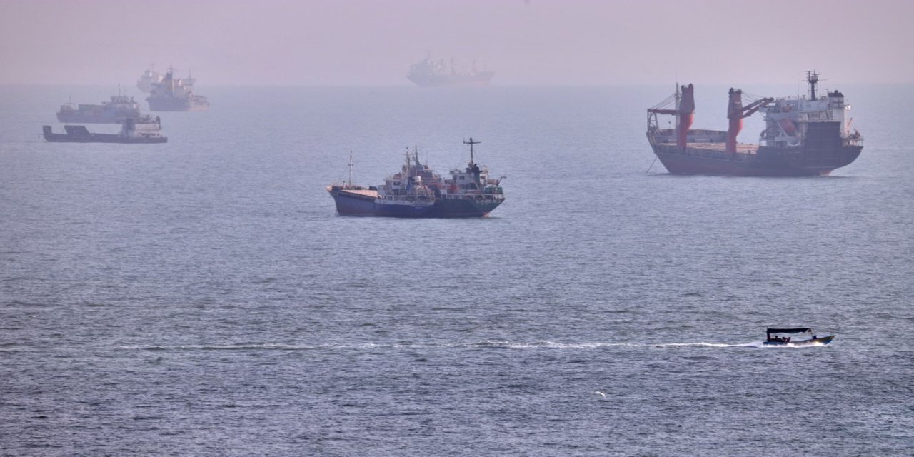 Hürmüz ve Babülmendep'te deniz trafiği yavaşladı