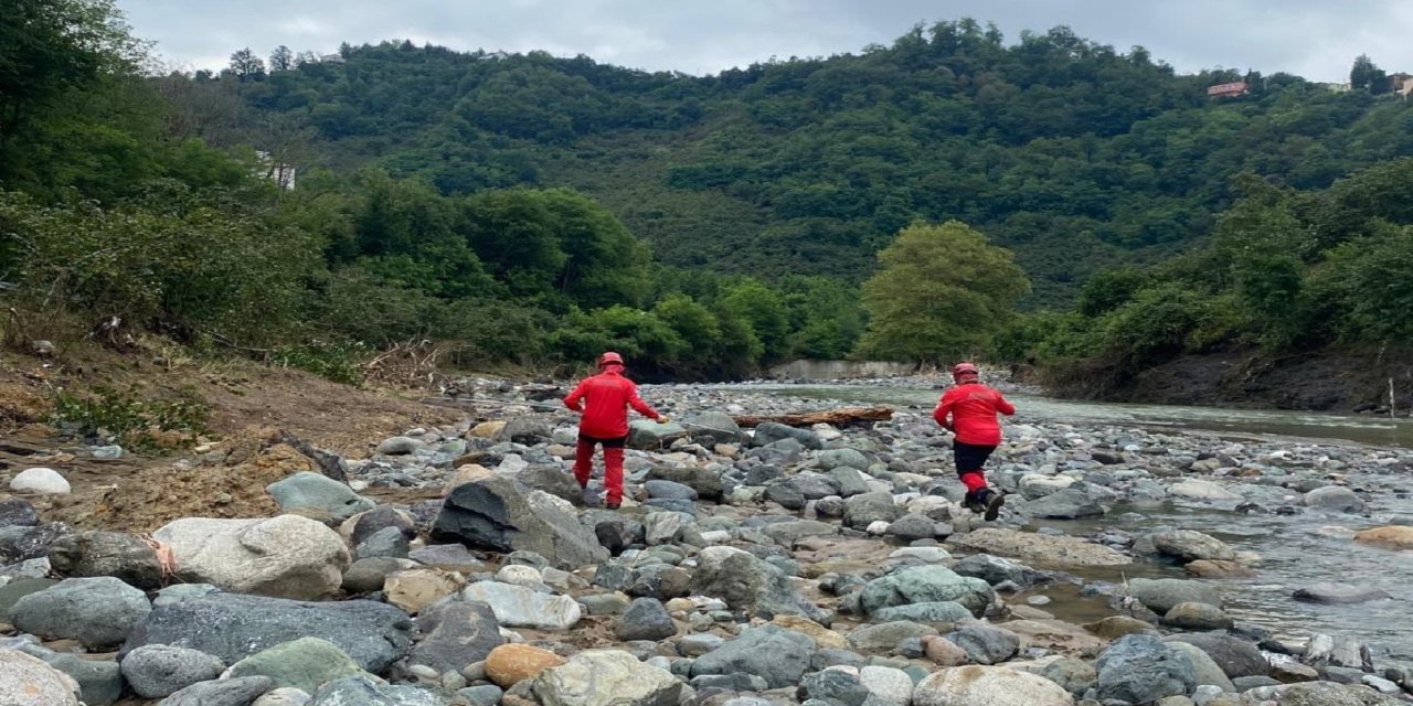 Giresun'da sele kapılan dayı ve yeğeni için arama çalışmaları 4. gününde