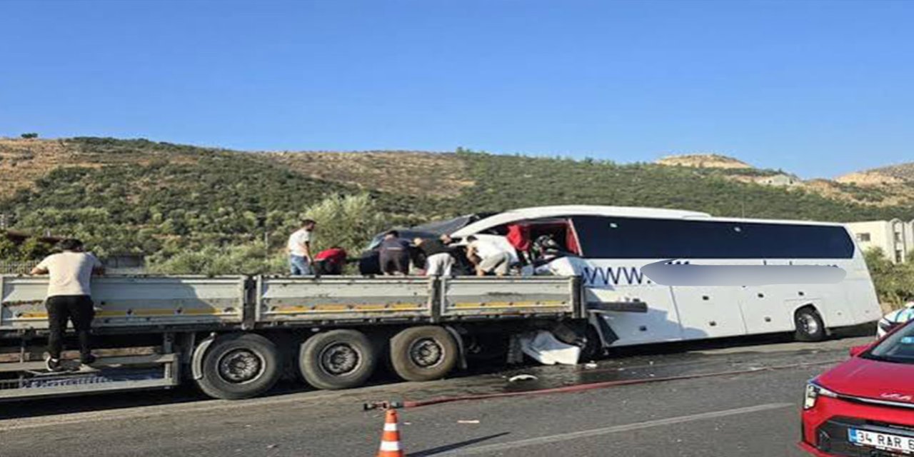 Muğla’da yolcu otobüsü demir yüklü TIR’a çarptı: 2 ölü 17 yaralı