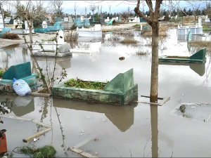 Diyarbakır’da mezarlık sular altında kaldı