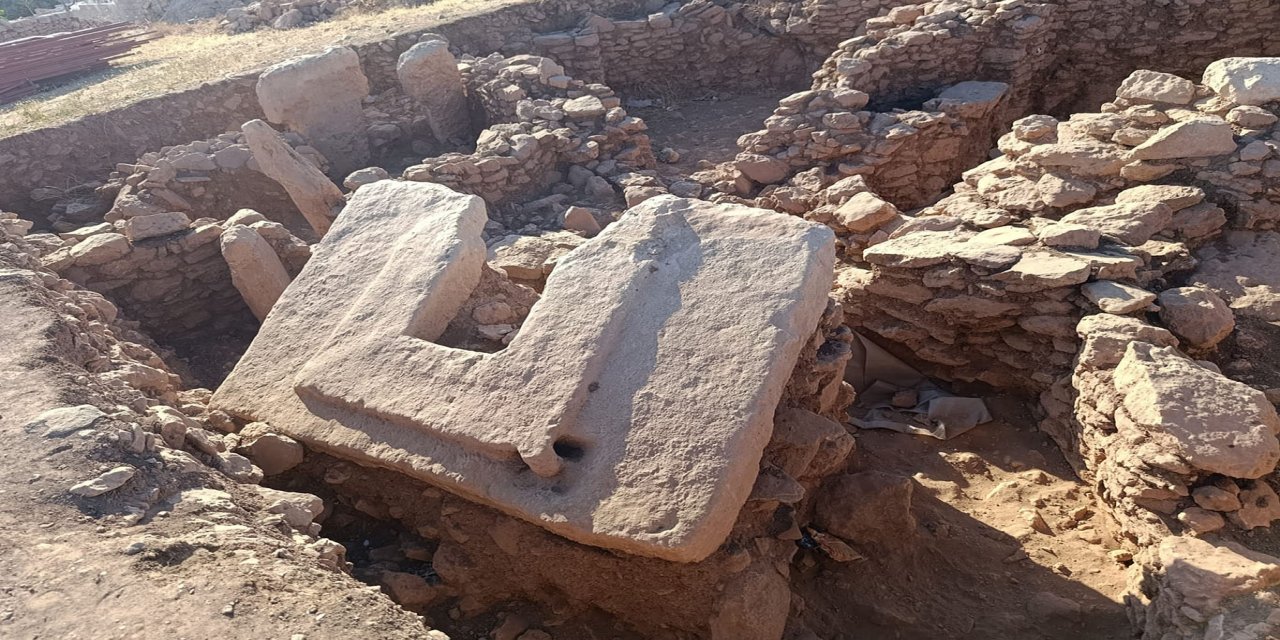 Sayburç'ta yürütülen arkeolojik kazılarda yeni stel bulundu