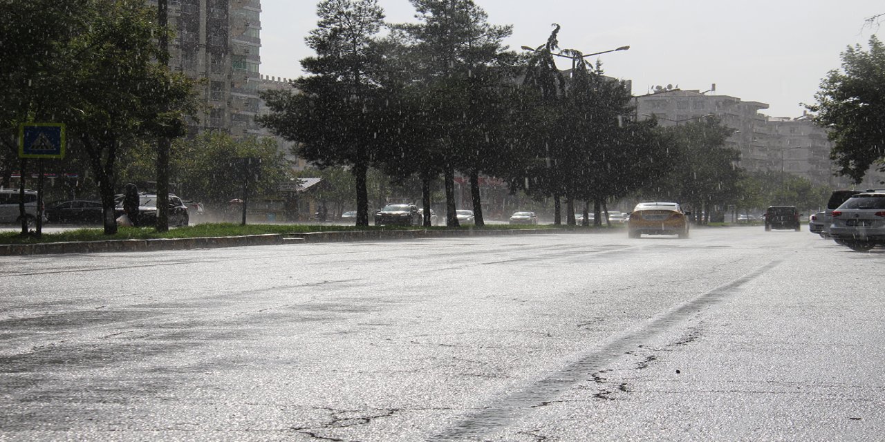 Diyarbakır’da sıcak havanın ardından sağanak yağış