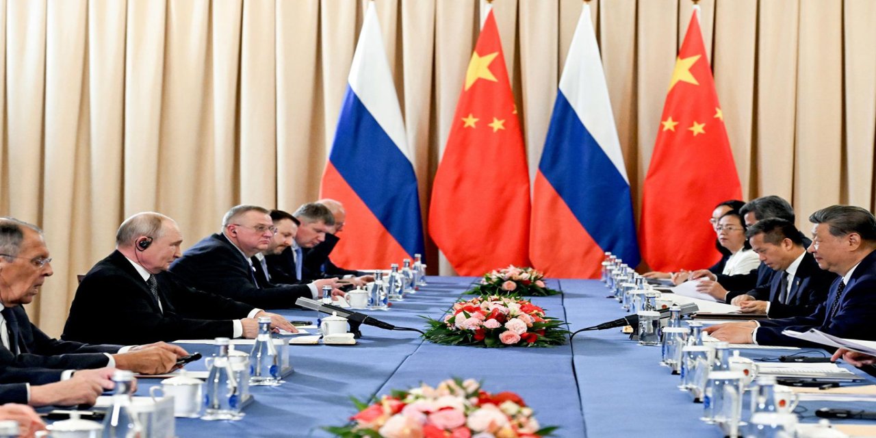 Xi Jinping ve Vladimir Putin Bişkek'te bir araya geldi