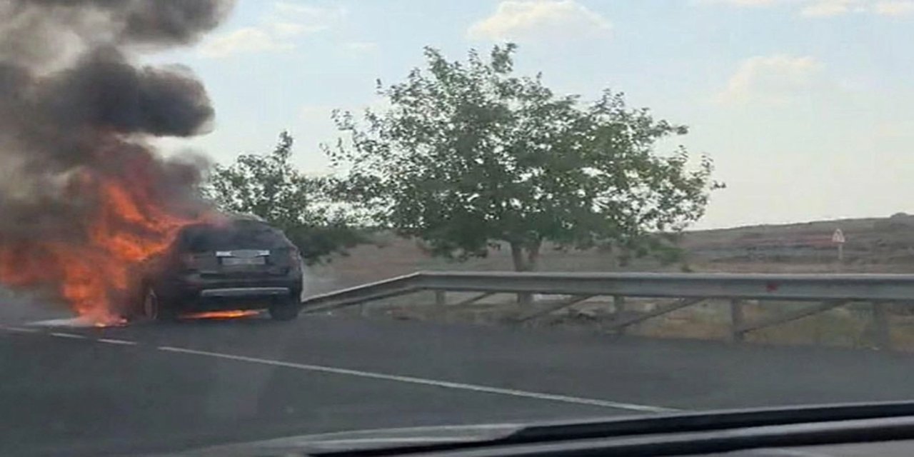 Şanlıurfa'da seyir halindeki otomobil alevlere teslim oldu