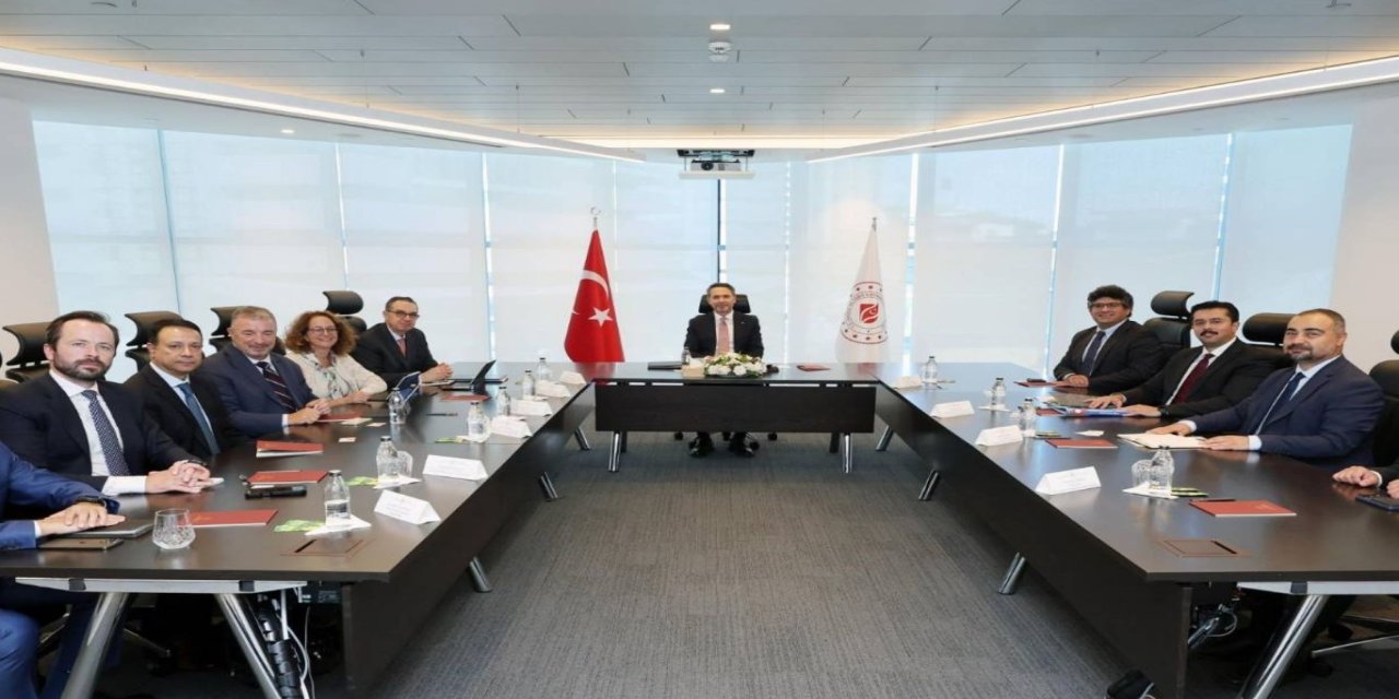 Bakan Bayraktar, IFC heyetiyle Türkiye'nin enerji dönüşümünü görüştü
