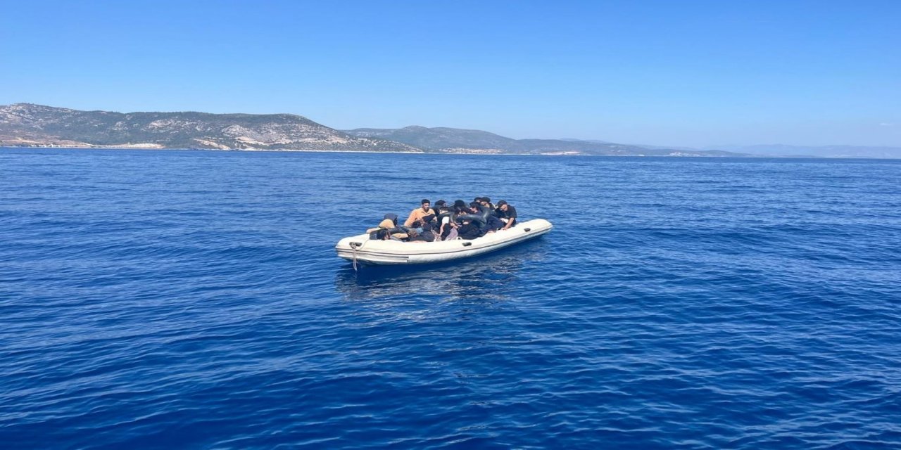 İzmir açıklarında 18 düzensiz göçmen yakalandı