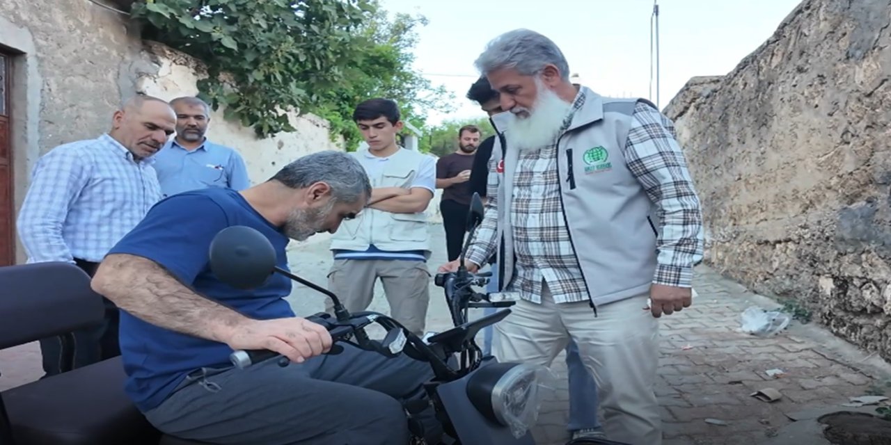 Umut Kervanından engelli vatandaşa akülü motosiklet desteği