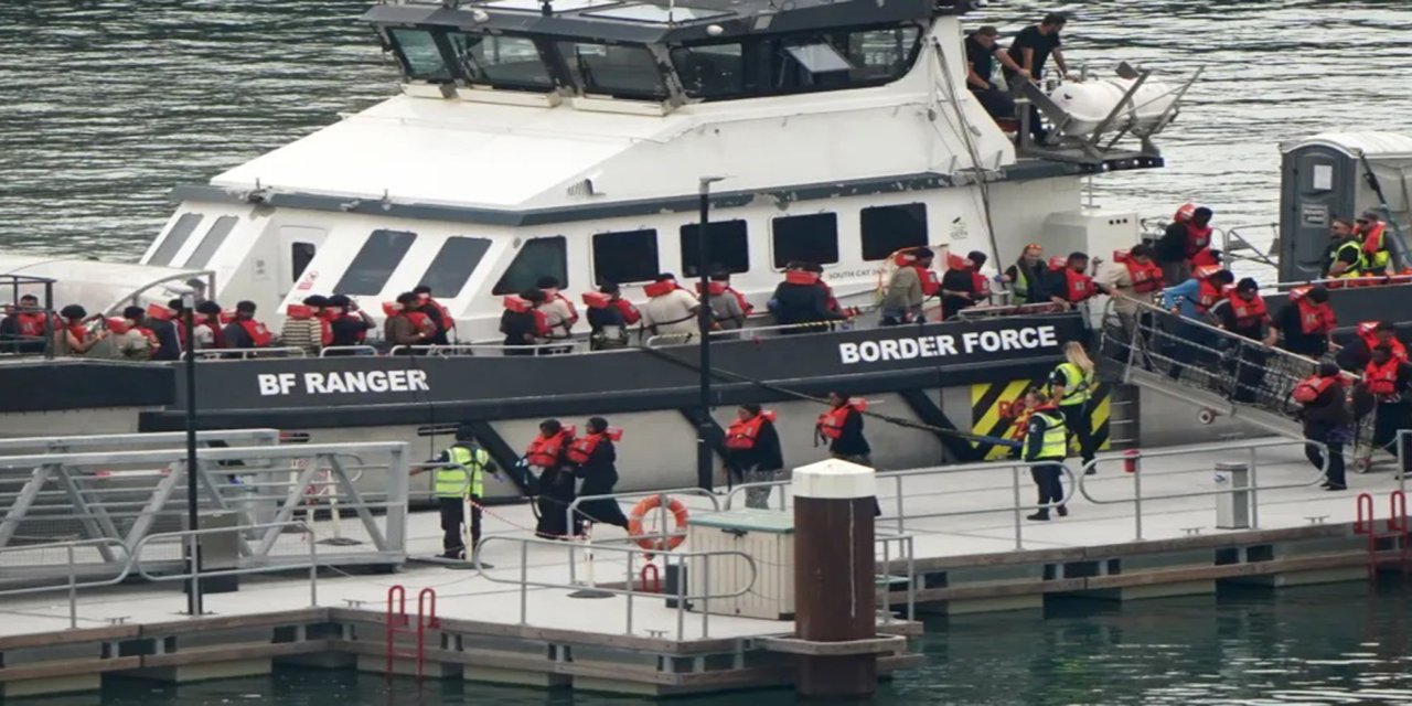 Tek bir şişme bottaki yaklaşık 140 göçmen, Manş Denizi'nde kurtarıldı