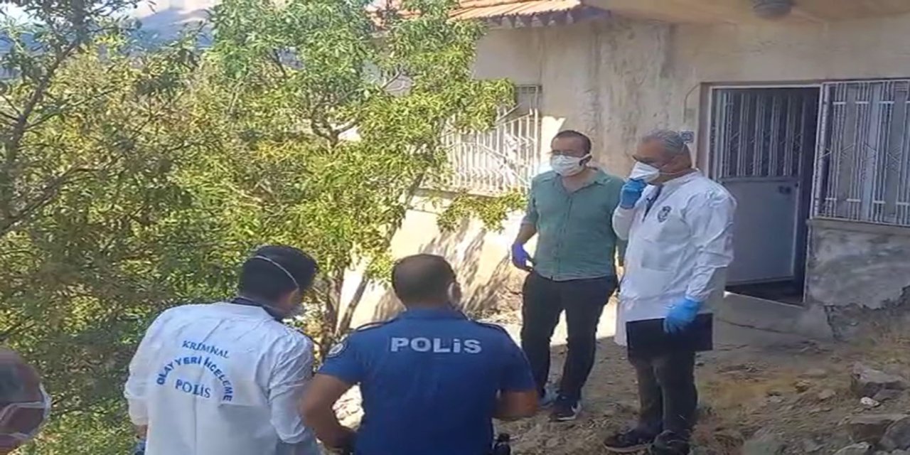 Kendisinden haber alınamayan emekli öğretmen evinde ölü bulundu