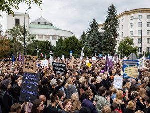 Polonya'da kadınlardan 'kürtaj yasağı' protestosu