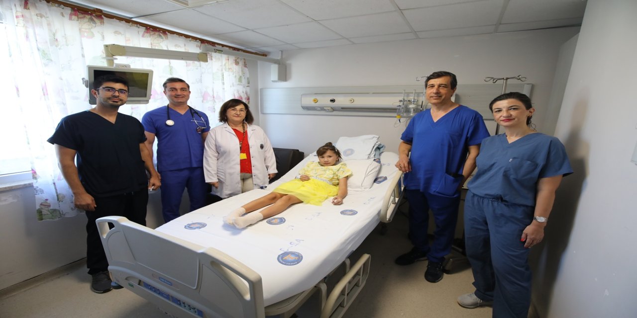 Nadir damar hastalığı olan çocuk Türkiye'de 5 özel cihazla ameliyat edildi