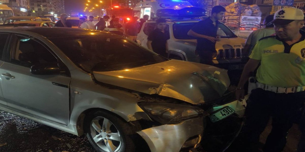Batman’da otomobil orta refüje çarptı: 4 yaralı