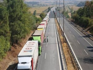 Kapıkule'de 25 kilometrelik tır kuyruğu