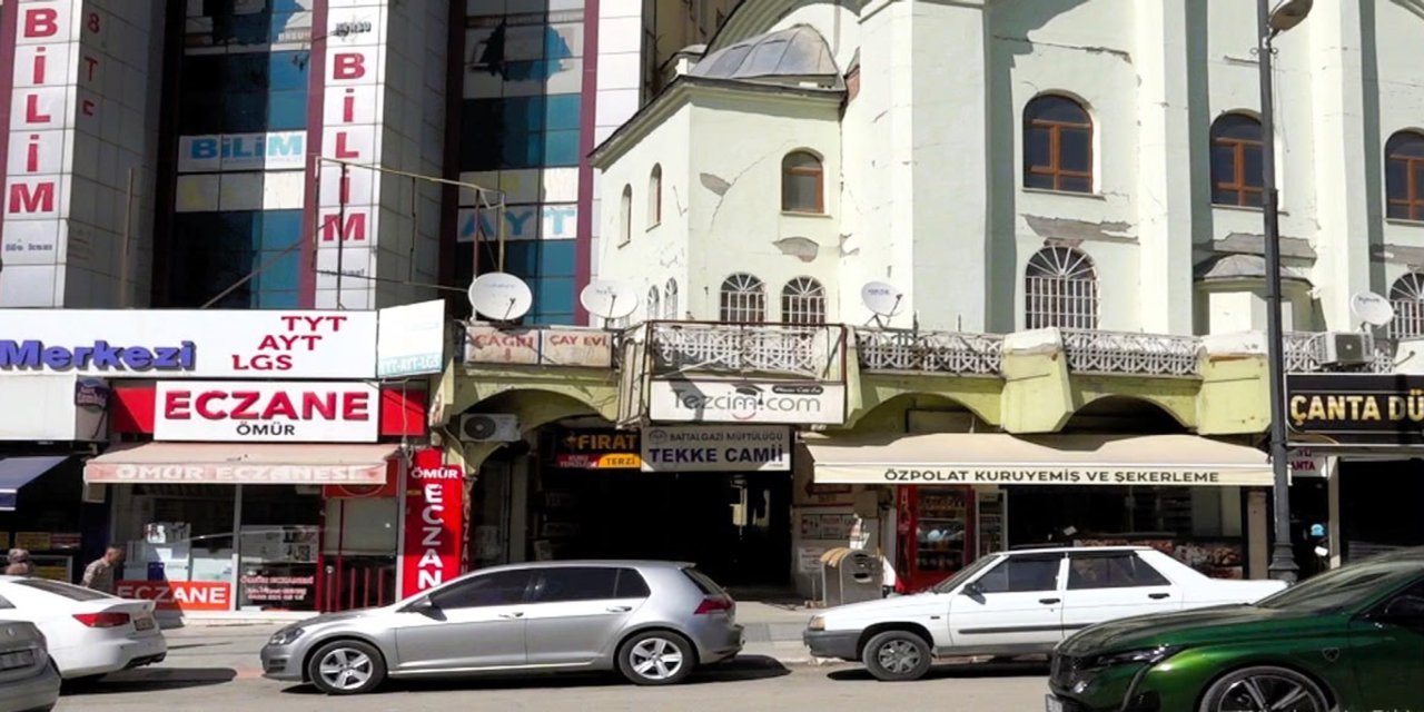 Malatya'da 3 yıldır tartışılan Tekke Camii çevresindeki iş yerleri mühürlendi