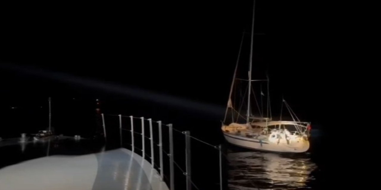İzmir'de 11 düzensiz göçmen ile 2 göçmen kaçakçısı şüphelisi yakalandı