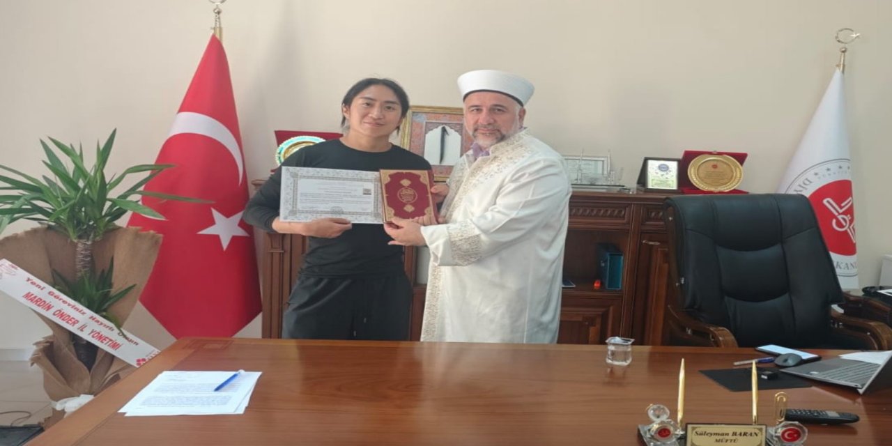 Mardin’e gezmeye gelen Güney Koreli vatandaş İslam ile şereflendi
