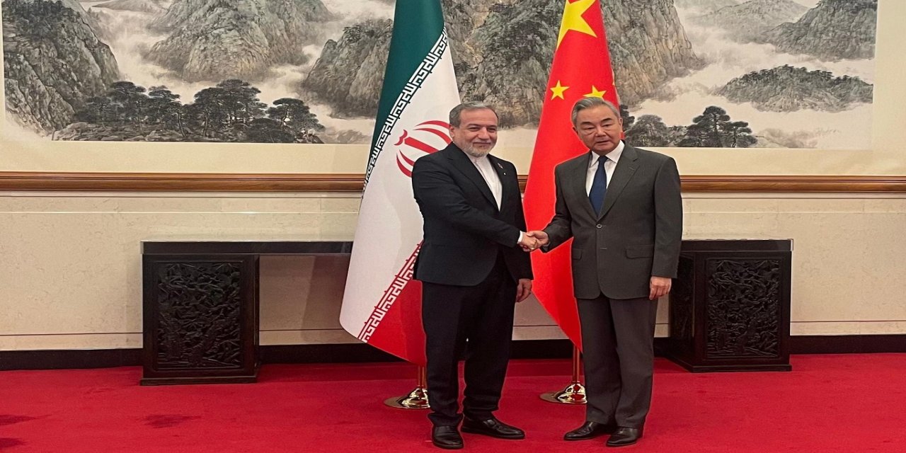 Abbas Arakçi ve Wang Yi Pekin'de bir araya geldi