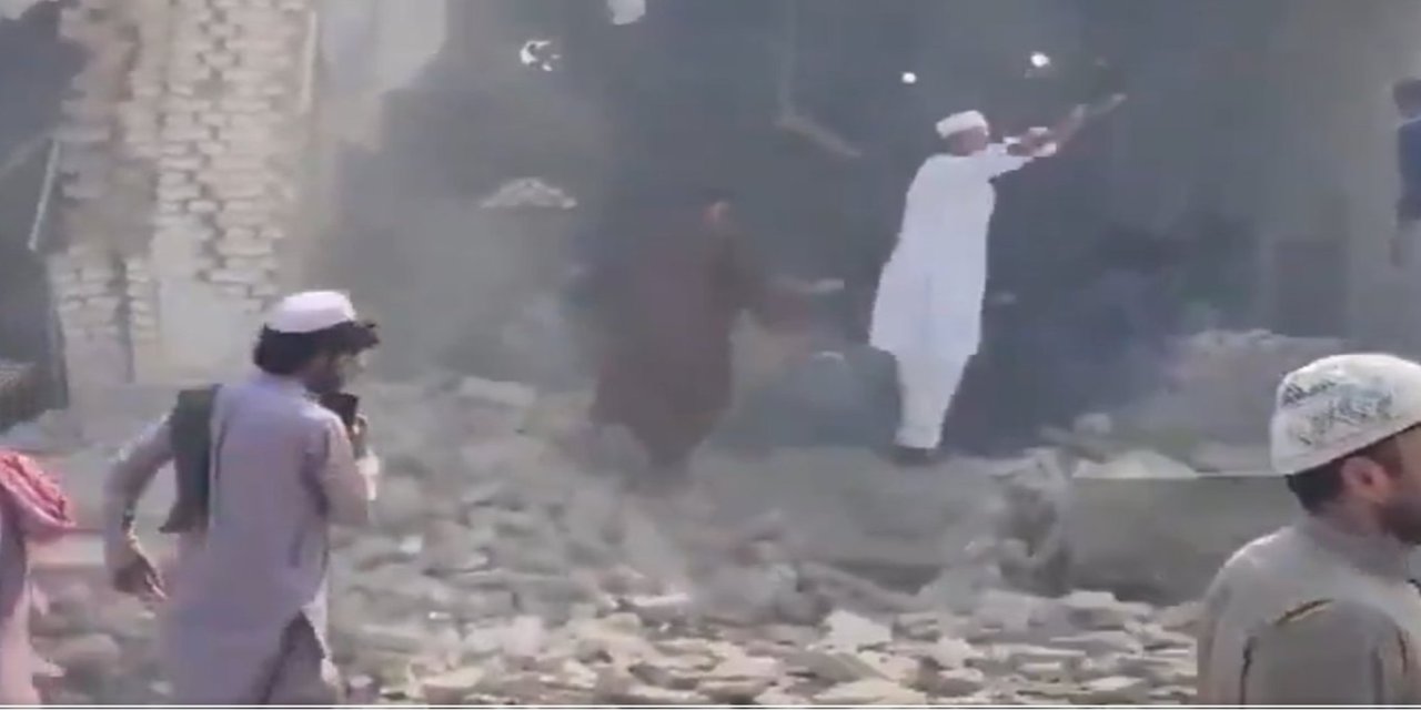 Pakistan'daki çifte saldırıda ölü sayısı 15'i polis 21'e yükseldi