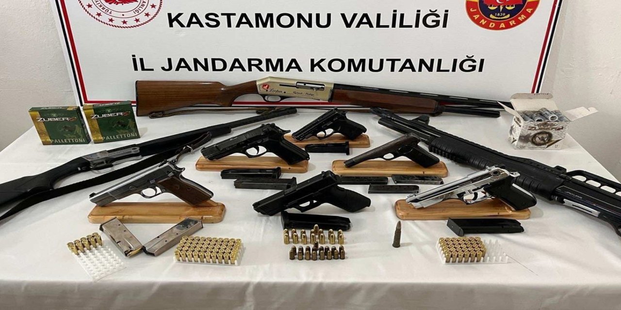 Kastamonu’da 3 şüphelinin adreslerinde ruhsatsız silahlar ele geçirildi