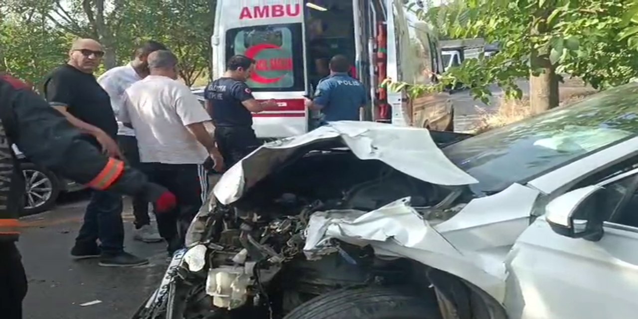 Malatya'da kamyonet ile otomobil çarpıştı: 2 yaralı