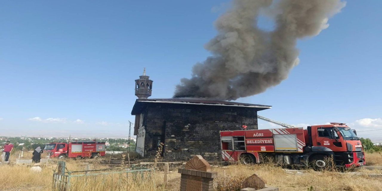 Ağrı'da atıl durumdaki cami yandı!