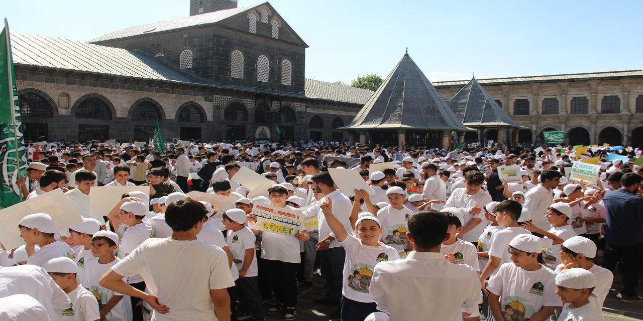 "Hayat Namazla Güzeldir" kursunu başarıyla bitiren çocukların namaz sevinci