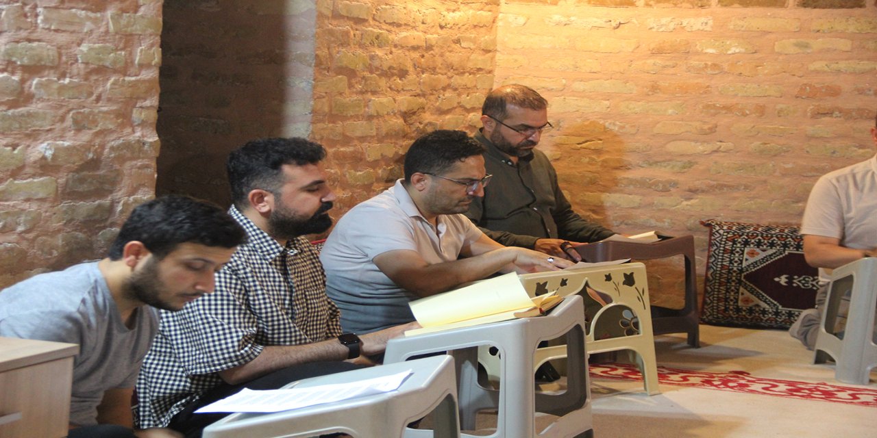 Kırmızı Medrese'de Melayê Cizîrî'nin divanı şerh ediliyor