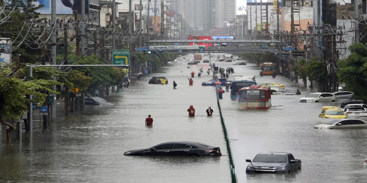 Tayland'ın başkenti Bangkok sular altında: Sel felaketinden 700 bin kişi etkilendi