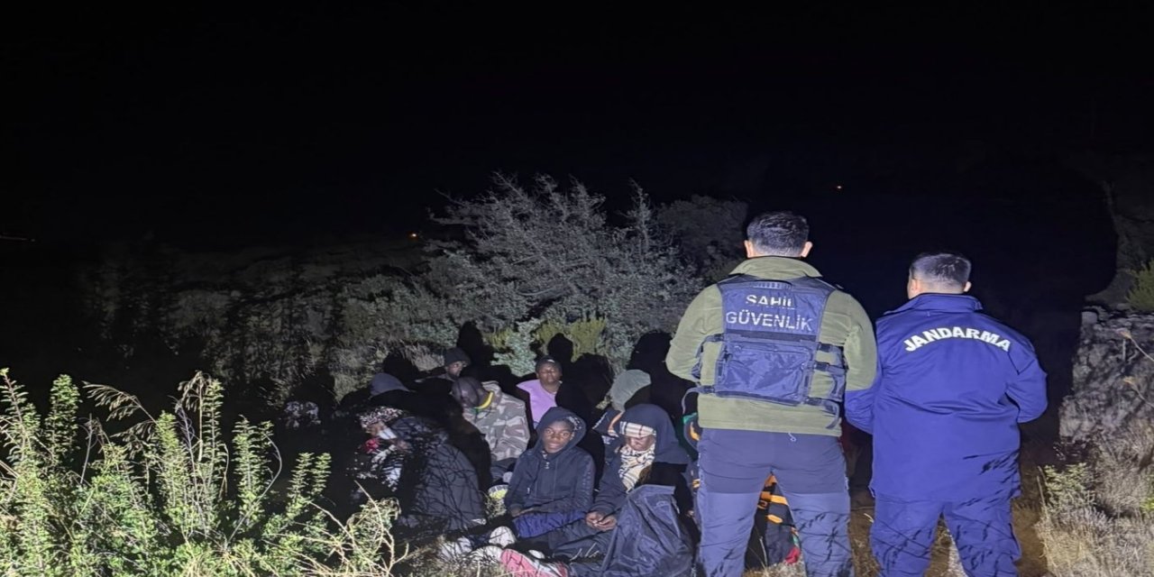 İzmir'de 25 düzensiz göçmen yakalandı