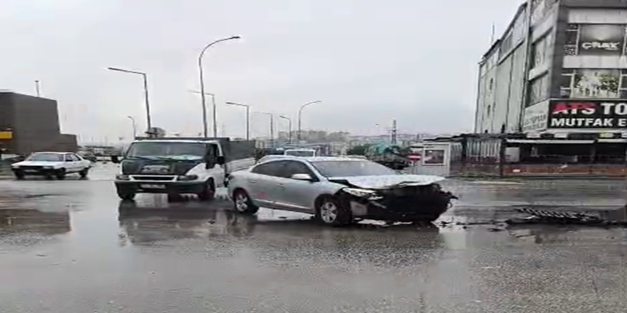 Gaziantep'te yağış nedeniyle maddi hasarlı kaza