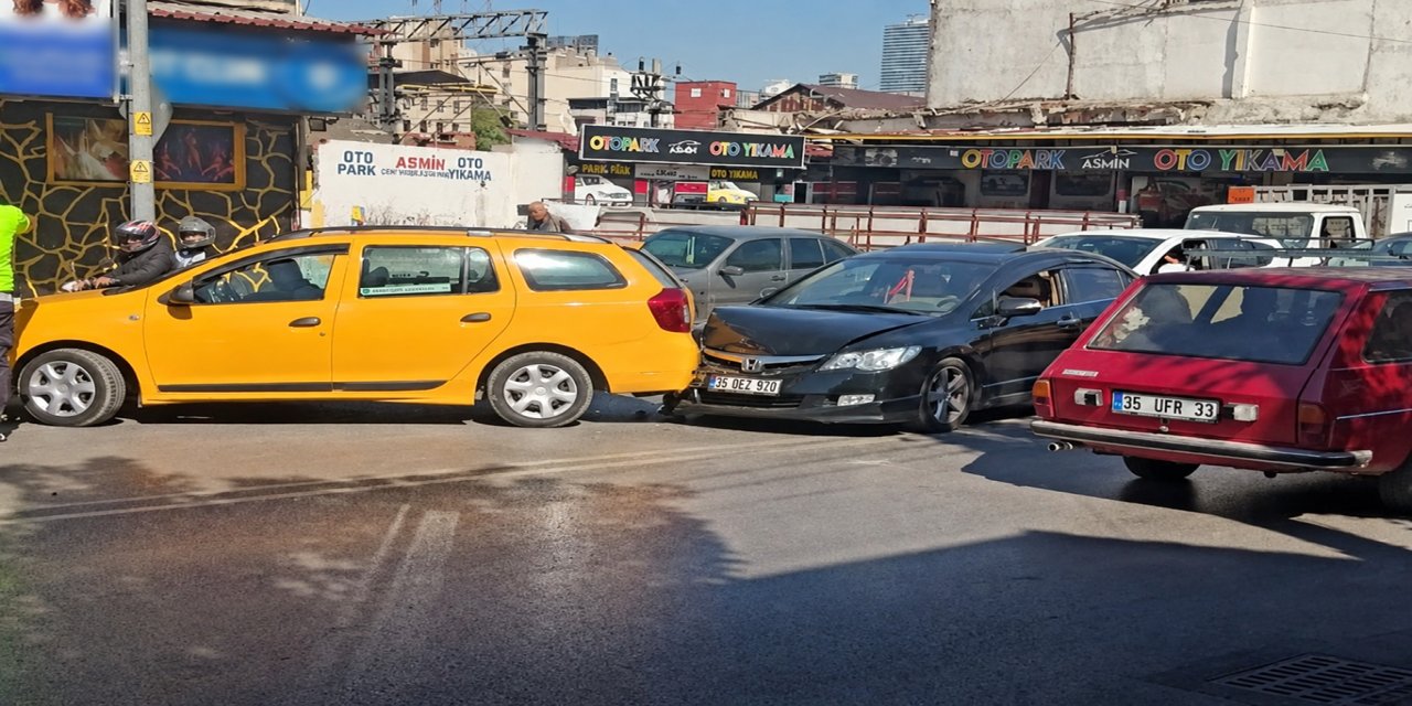 İzmir'de maddi hasarlı kaza