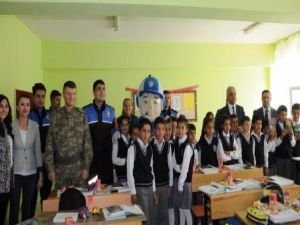 Hakkari polisinden öğrencilere kütüphane