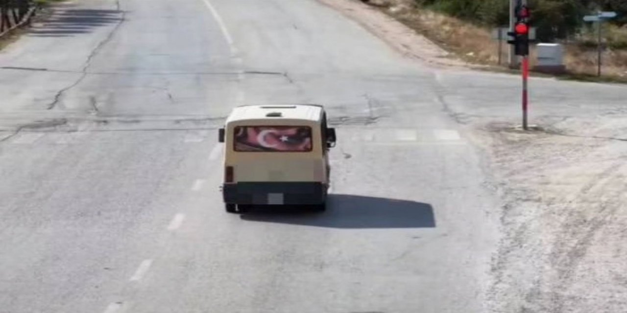 Kırmızı ışık ihlali yapan sürücü yön değiştirince drone ile takip edildi