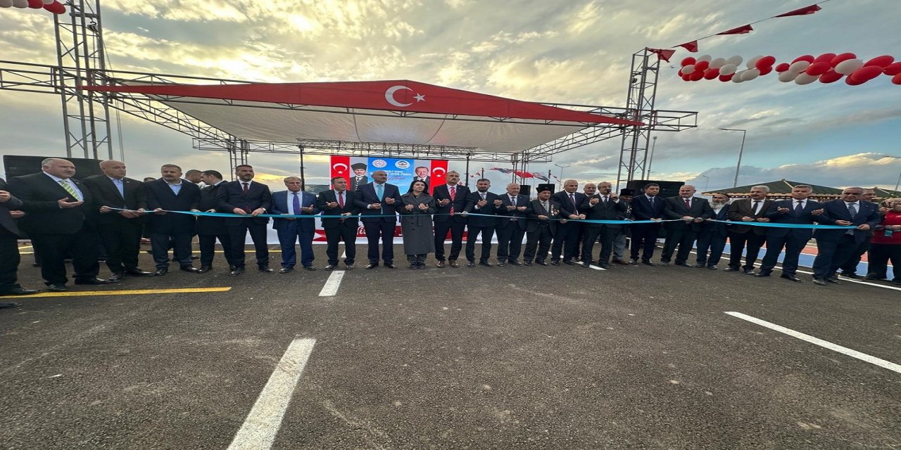 Ağrı'da asfalt plenti, doğal gaz tesisleri ve 40 araçlık yeni filo hizmete açıldı