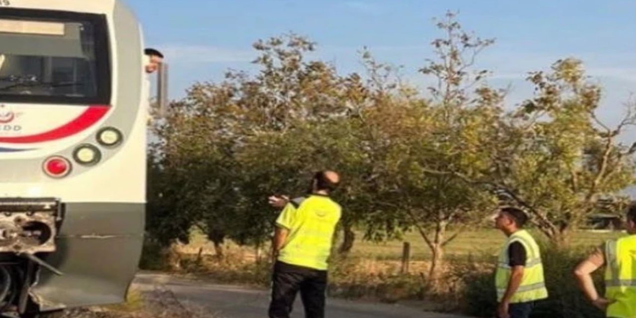 Bayındır’da yolcu treni traktöre çarptı: 2 yaralı