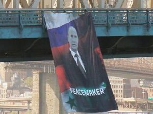 Manhattan Köprüsü'ne Putin afişi astılar!