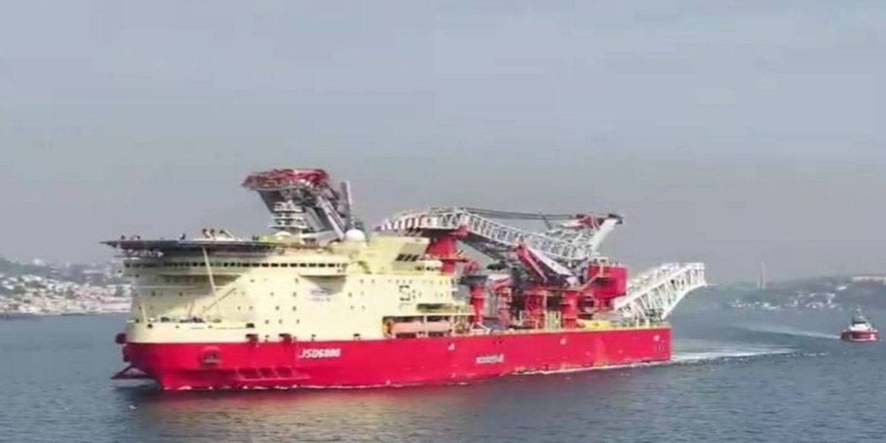 İstanbul Boğazı'ndan JSD6000 boru döşeme gemisi geçti