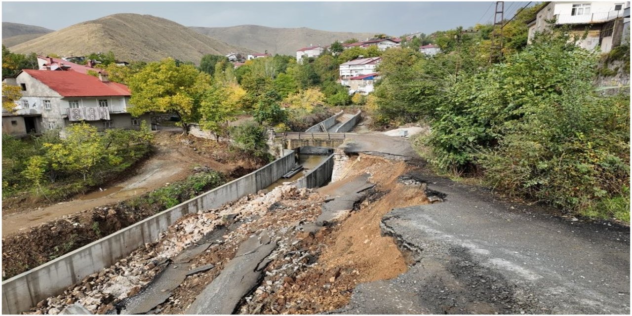 Bitlis’te yoğun yağış sonrası mahalle yolu çöktü