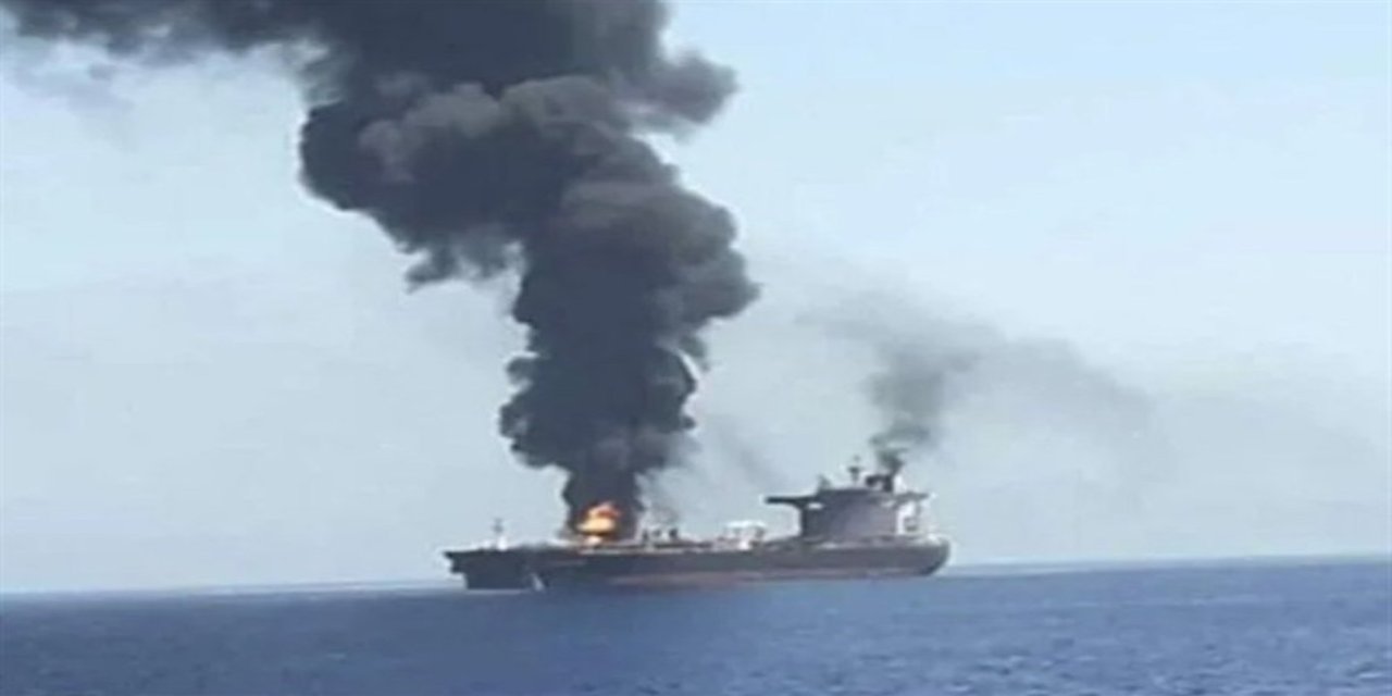 Hürmüz Boğazı'nda iki petrol tankeri mayınlara çarptı