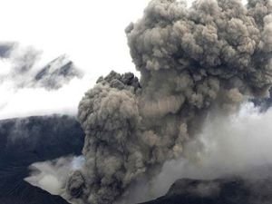 Aso Yanardağı'ndan çıkan dumanlar 11 bin metreye kadar ulaştı