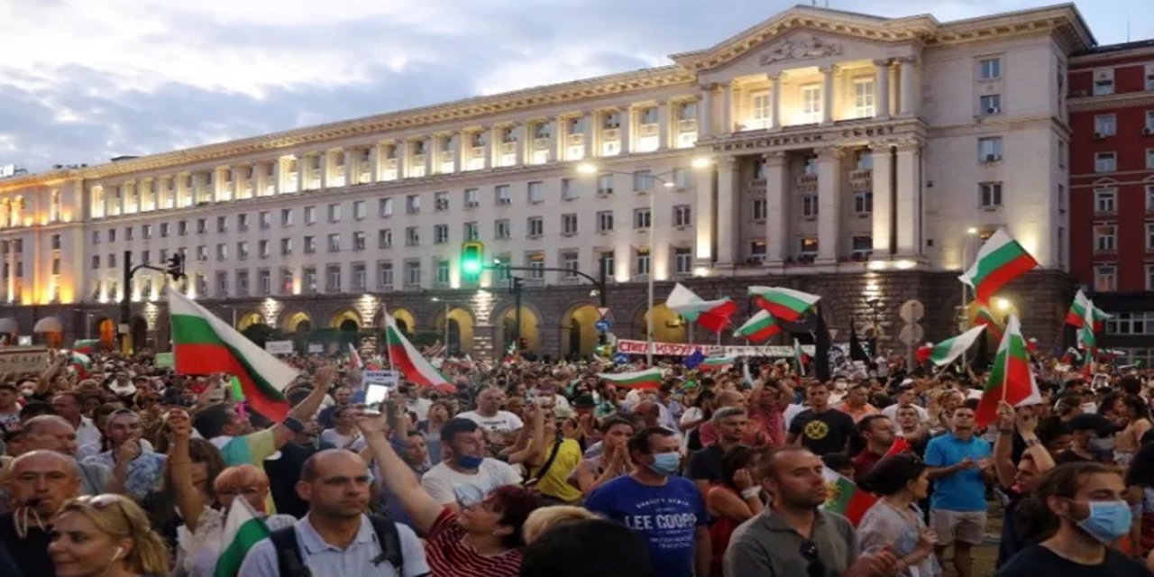 Sofya'da binlerce kişi Yotova ve Radev'i protesto etti