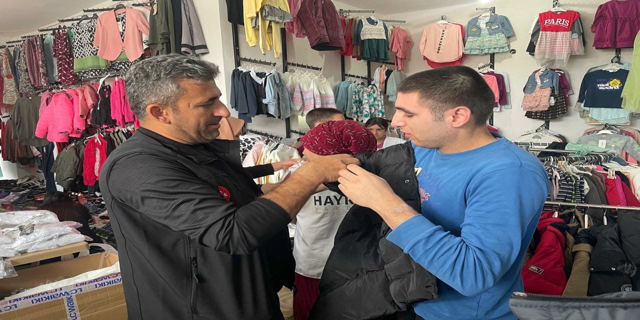 Batman’da Hayrat Yardım Derneğinden yüzlerce çocuğa giyim yardımı