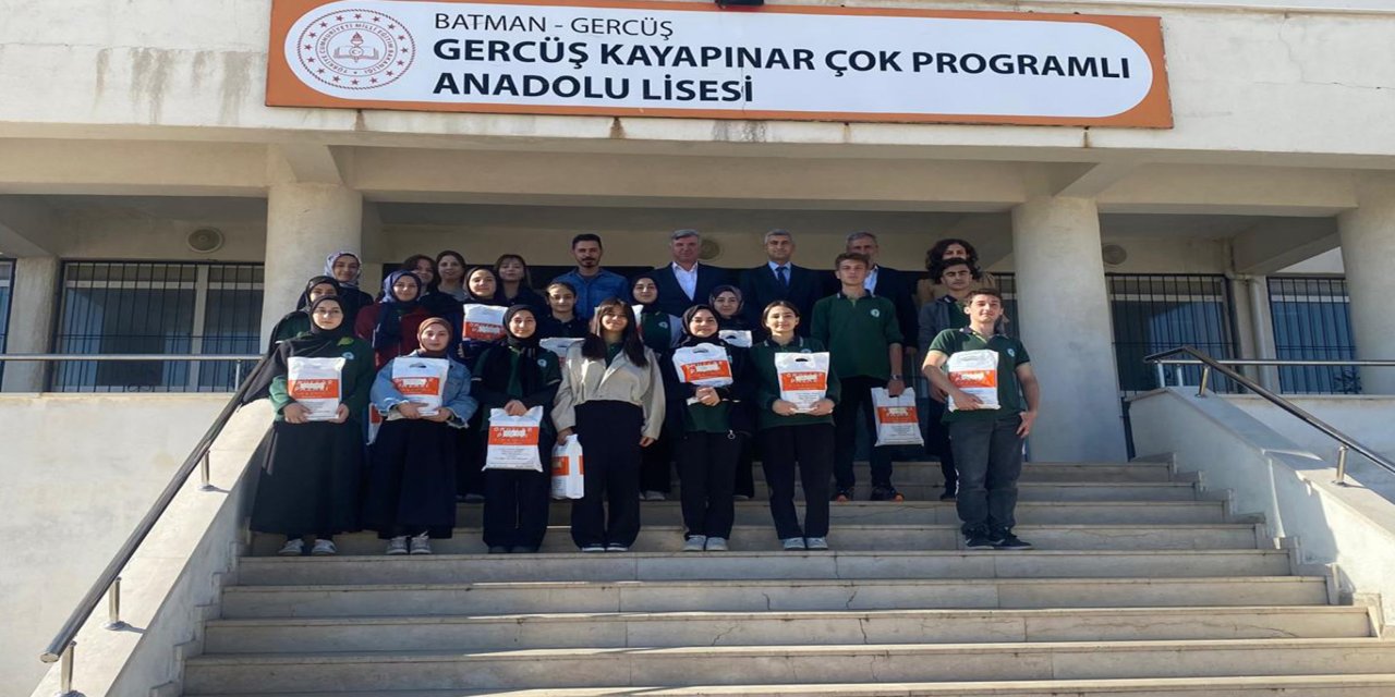 Kayapınar Belediye Başkanı Özhan'dan üniversiteye hazırlanan öğrencilere kitap desteği