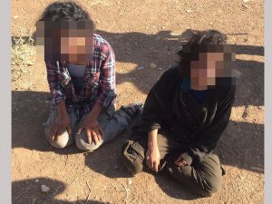 Minibüsün altına yapılan gizli bölmeden çıktılar!