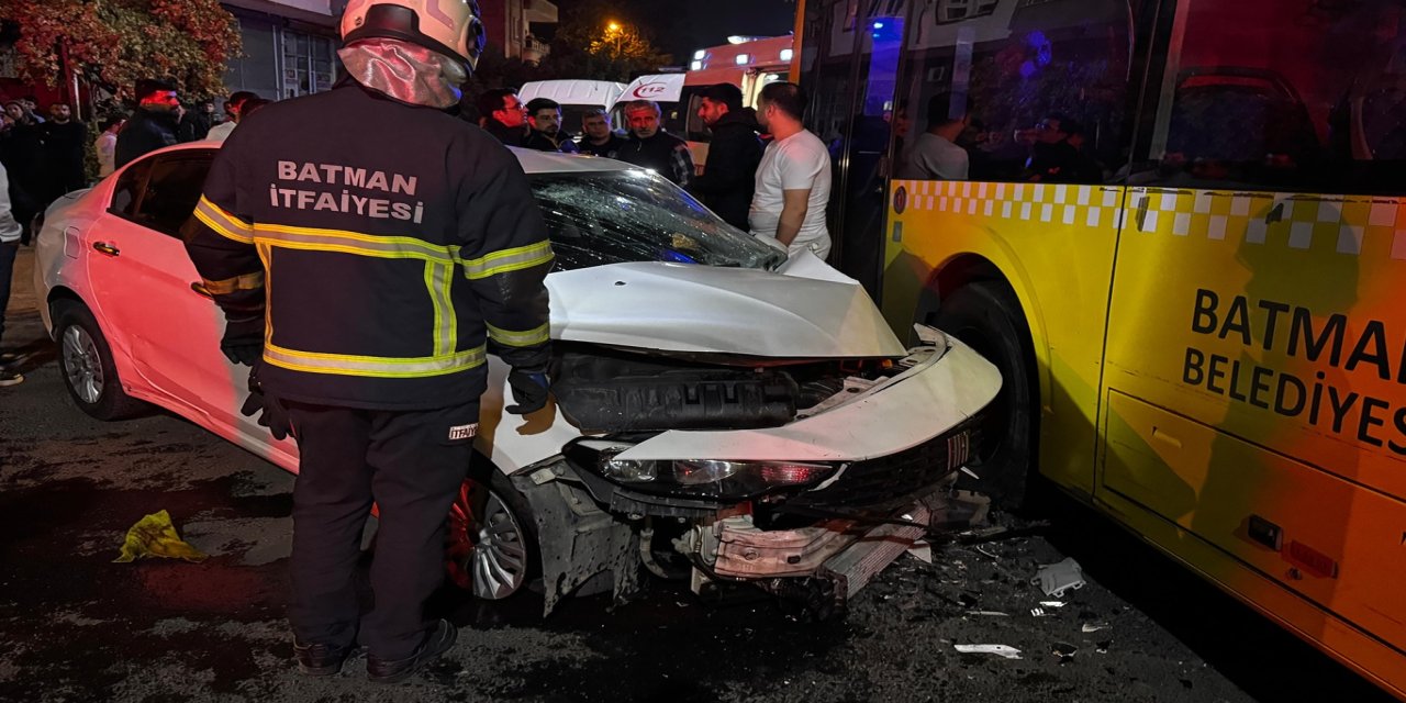 Batman'da otomobil belediye otobüsüne çarptı: 2 yaralı
