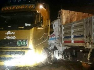 Virajı alamayan kamyon TIR'a çarptı: 1 yaralı