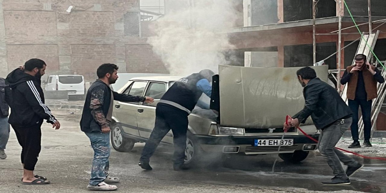 Malatya'da yanan araç zabıta ekiplerinin müdahalesiyle söndürüldü