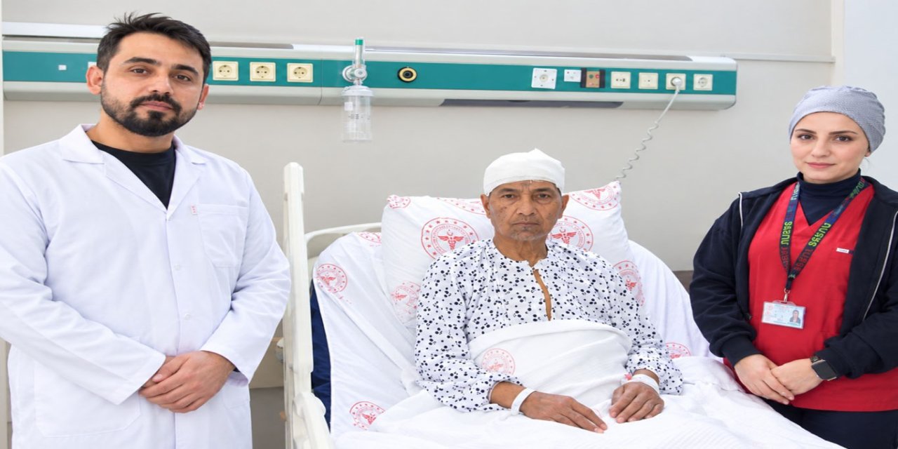 Şanlıurfa'da 60 yaşındaki kadının beynindeki 10 santimetrelik kitle çıkarıldı