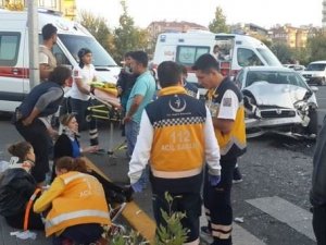 Belediye otobüsü 4 araca çarptı