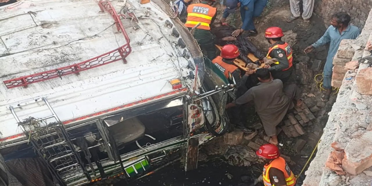 Pakistan’da otobüs şarampole yuvarlandı: 5 ölü, 27 yaralı